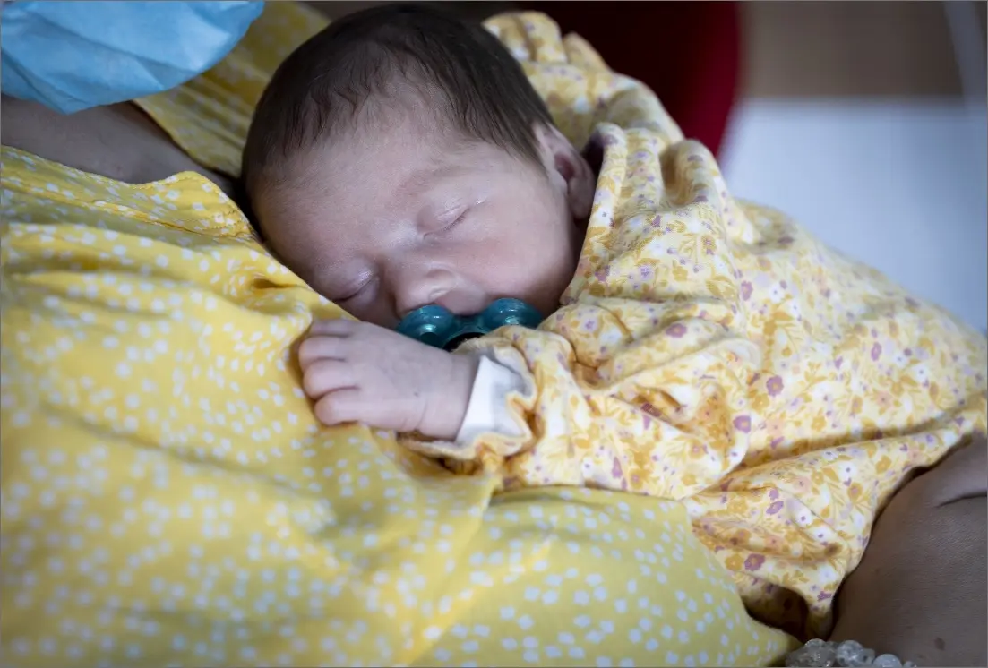 baby-sleeps-on-mom-with-yellow-dress