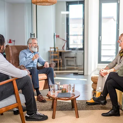 box-people-meeting-in-office-smiling