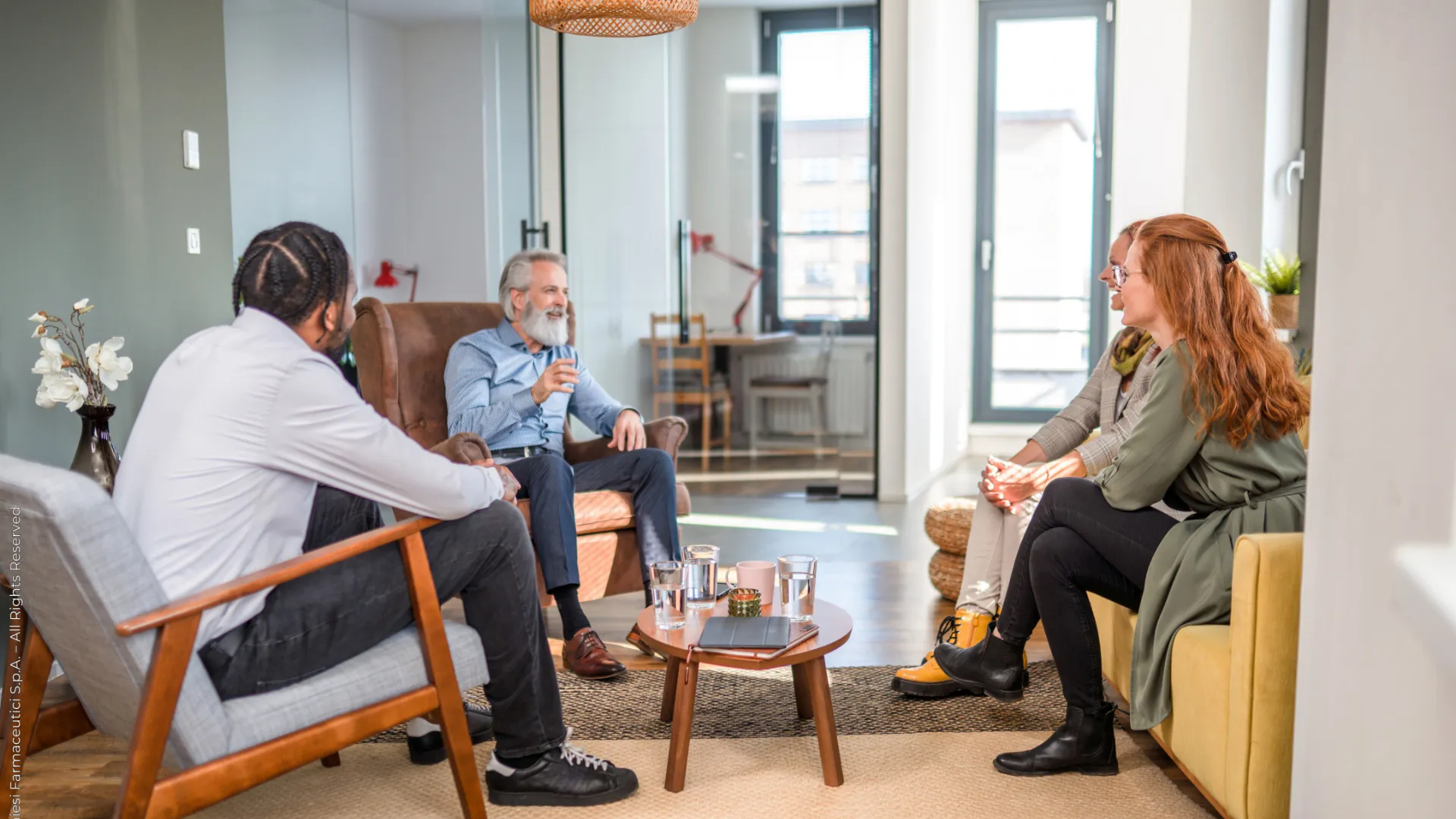 people-meeting-in-office-smiling